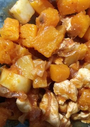Una foto de Pollo con salsa y vegetales