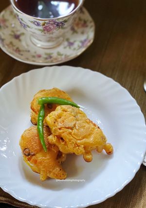A picture of ডিমের বরা / Egg Pakode in English.