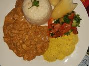 Una foto de pollo en salsa strogonoff