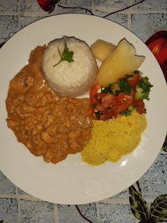 Una foto de Strogonoff con Arroz al ajo