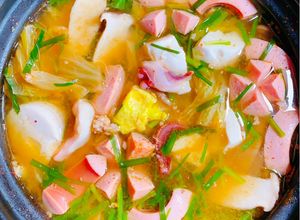 Hình của món Canh kim chi xúc xích.