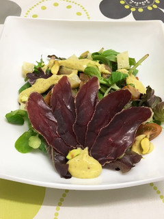 Una foto de Ensalada gourmet con cecina de ciervo
