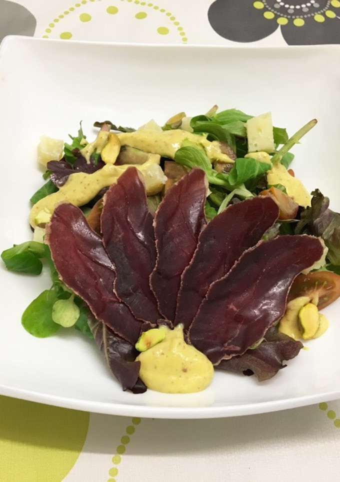 Una foto de Ensalada gourmet con cecina de ciervo