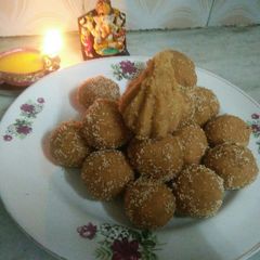 A picture of Churma ke ladoo.