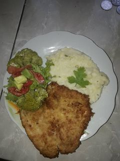 Una foto de Puré de papas, acompañé con milanesa de pollo