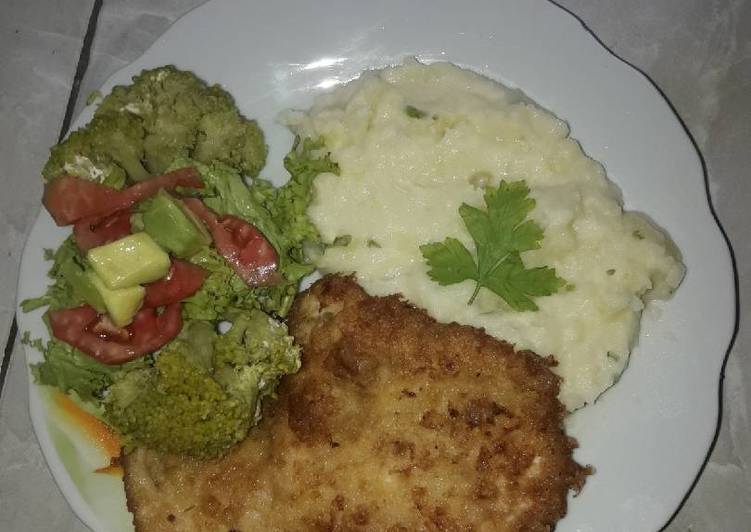 Simple Way to Make Homemade Puré de papas, acompañé con milanesa de pollo