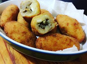 Una foto de Papas rellenas pino de carne y huevo duro