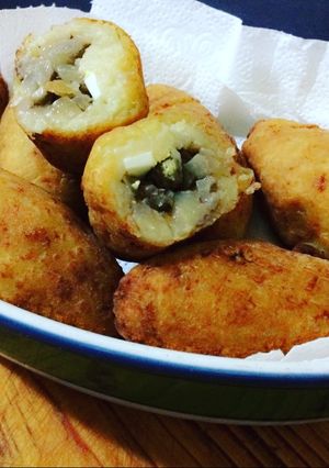 Una foto de Papas rellenas pino de carne y huevo duro