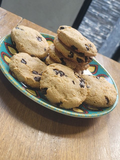 Una foto de Galletas de pasta de maní y chocolate 🍫♡