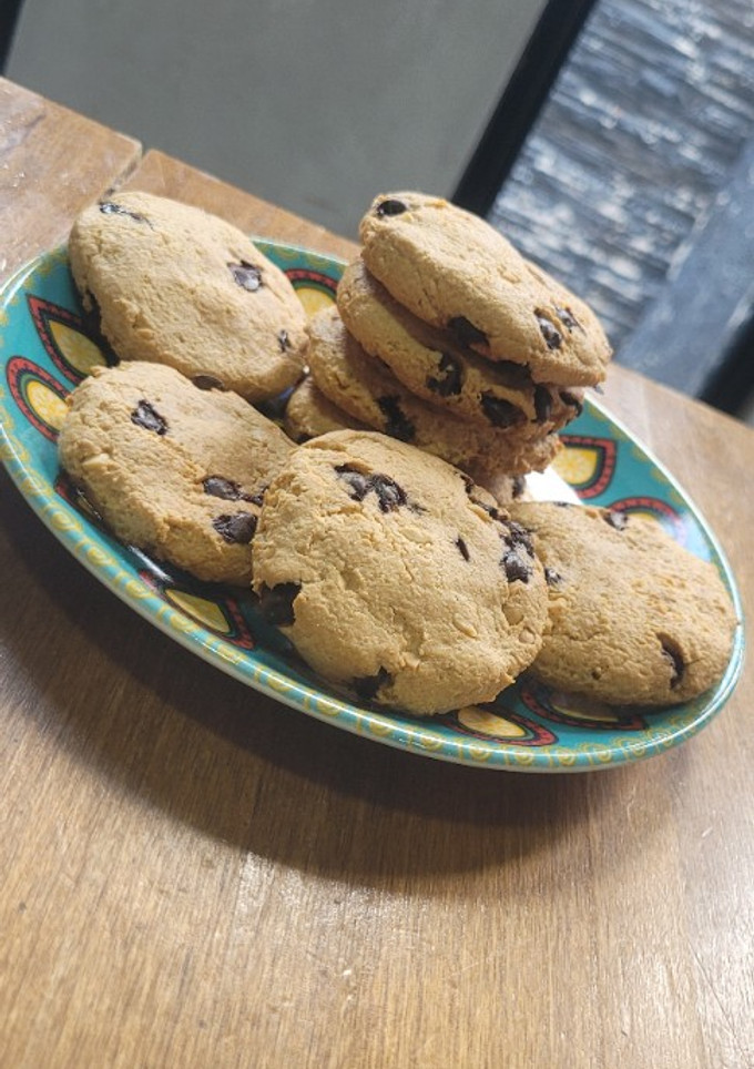 Una foto de Galletas de pasta de maní y chocolate 🍫♡