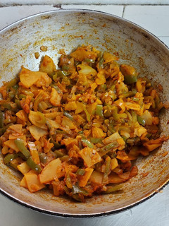 सिमला मिरची बटाटा भाजी (shimla mirchi batata bhaji recipe in marathi) रेसिपी चे मुख्य फोटो