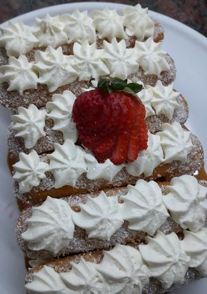 Una foto de Postre borrachito de vainillas con dulce de leche, crema y frutillas 🍓