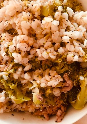 綠花椰豬肉大麥飯 的食譜成品照片