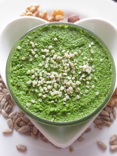 Una foto de Crema natural de rúcula, perejil y frutos secos enriquecida con Agua de Mar