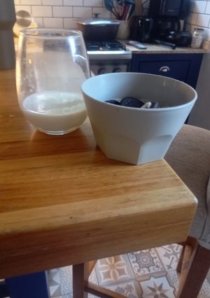 Una foto de Oreos con leche 🥛