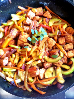 Una foto de Salteado de verduras, con tofu