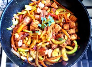 Una foto de Salteado de verduras, con tofu