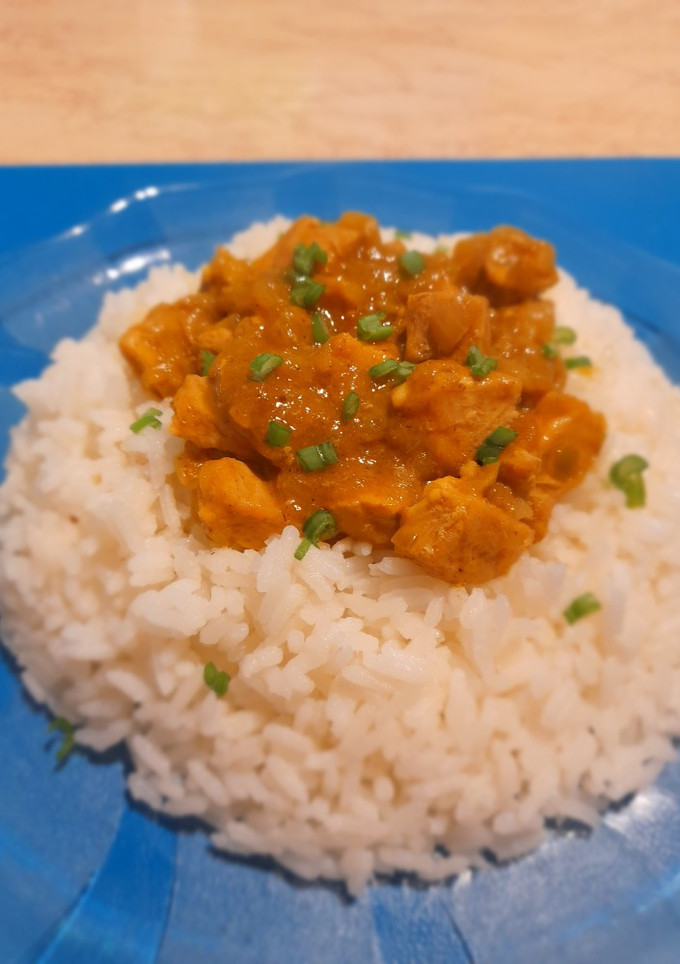 Una foto de Arroz con pollo al curry (fácil)