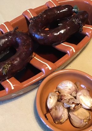Une photo de Chorizo noir de Bigorre grillé au thym frais et ail en chemise
