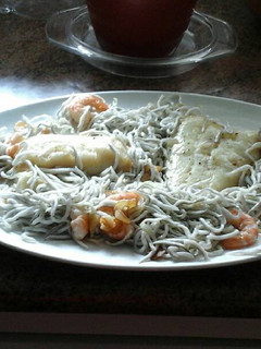 Una foto de Merluza al horno con gulas y langostinos