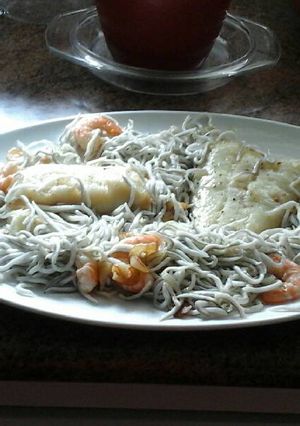 Foto principal de Merluza al horno con gulas y langostinos