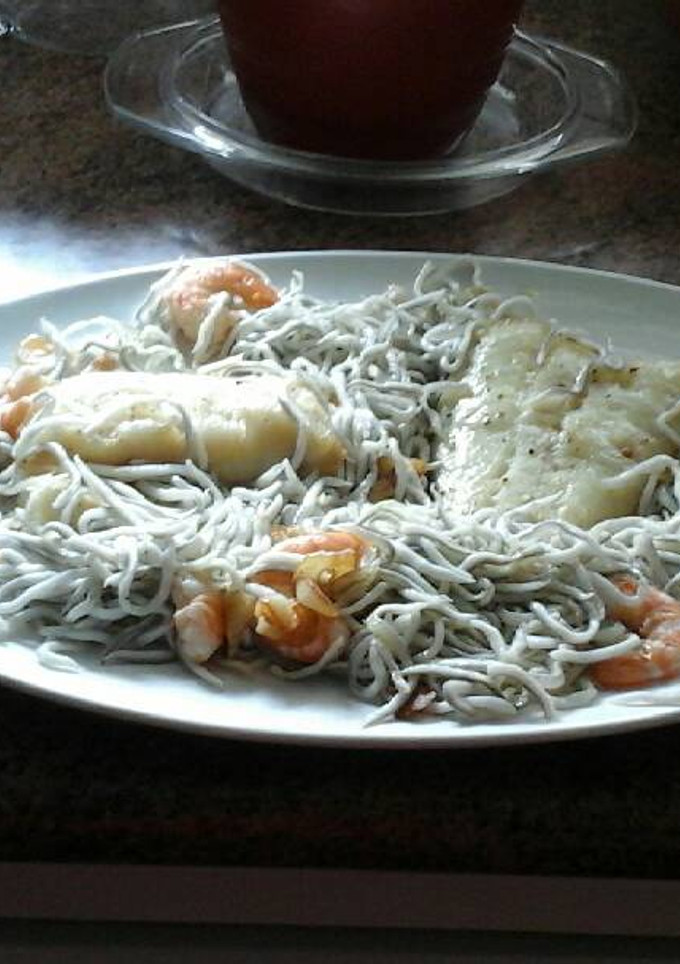 Una foto de Merluza al horno con gulas y langostinos