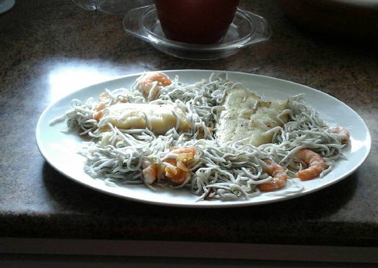 Merluza al horno con gulas y langostinos