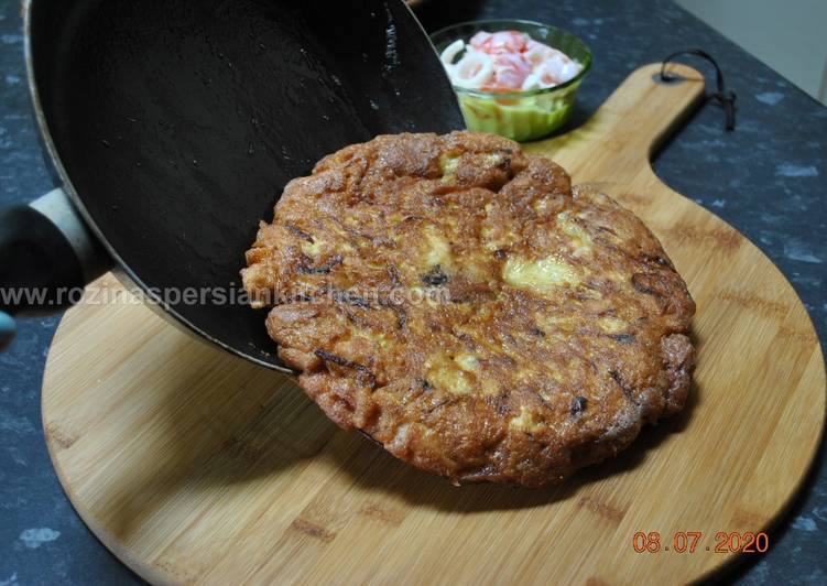Recipe of Super Quick Homemade Chicken and onion omelette املت مرغ و پیاز
