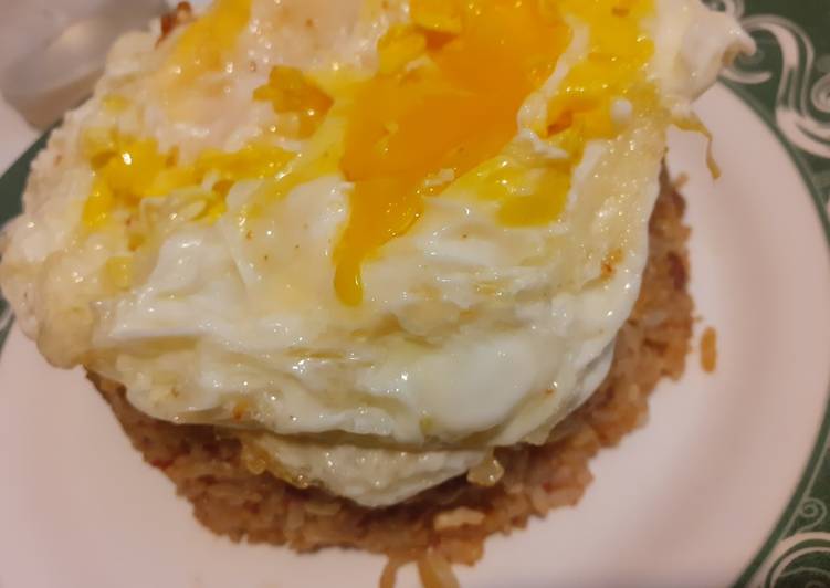 Nasi goreng kornet telur