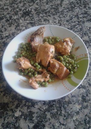 Una foto de Conejo a las finas hierbas con guisantes