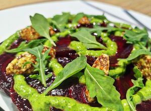 Foto di Carpaccio di barbabietola con maionese di rucola 🌿🫜