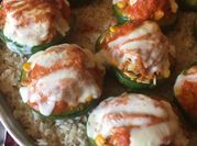 Una foto de zapallitos relleno con pollo