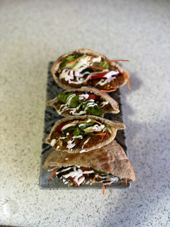Una foto de Falafel casero en pan de pita