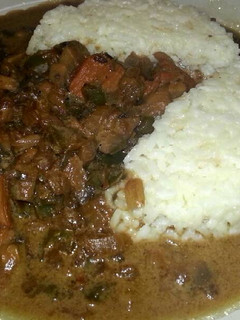 Una foto de Arroz con pollo y champiñones en salsa de soja