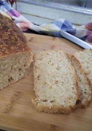 Una foto de Pan artesanal con agua mineral s/gas y leche en polvo descremada