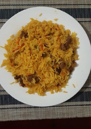 A picture of Mixed beef rice spiced with curry powder.