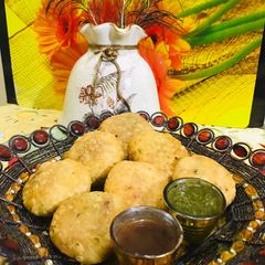 A picture of Aloo kachori.