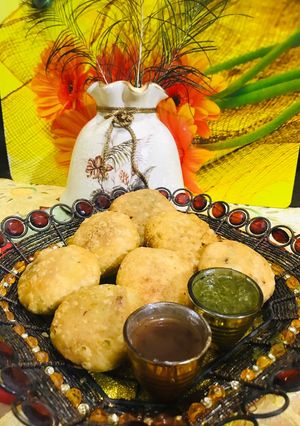 A picture of Aloo kachori.