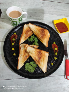 लेफ्ट ओवर घुघनी सैंडविच (Leftover Ghuhgni sandwich recipe in Hindi) रेसिपी मुख्य फोटो