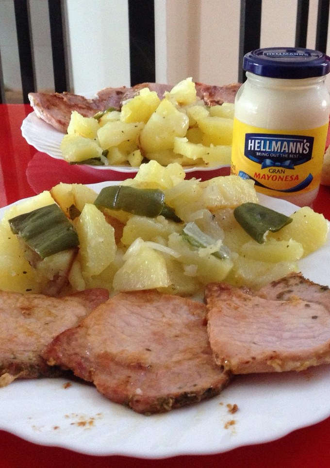 Una foto de Patatas con pimientos y cebollita