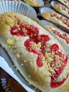 Foto resep Strawberry 🍓 streusel bread