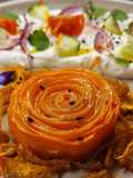 Girella di carota con le sue bucce fritte