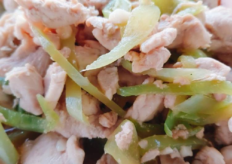 ผัดอกไก่พริกหยวก