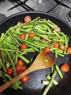 Una foto de Pollo salteado con mix de verduras 🍗🍅🫑