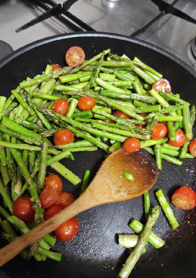 Una foto de Pollo salteado con mix de verduras 🍗🍅🫑