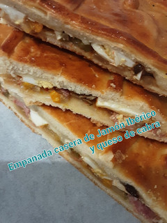 Una foto de Empanada de jamón serrano con pimientos asados y queso de cabra