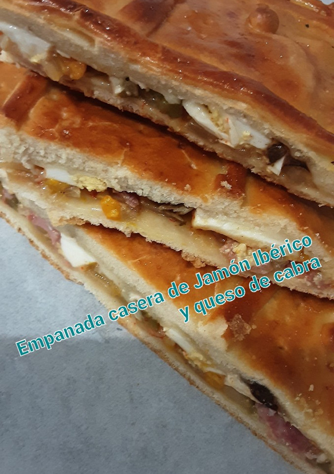 Una foto de Empanada de jamón serrano con pimientos asados y queso de cabra