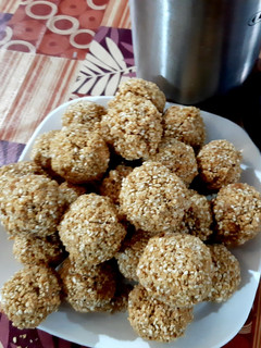 गुड़ तिल लड्डू (gur til ladoo recipe in Hindi) रेसिपी मुख्य फोटो