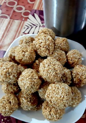 गुड़ तिल लड्डू (gur til ladoo recipe in Hindi) रेसिपी मुख्य फोटो