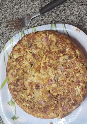 Una foto de Tortilla del relleno de las berenjenas con verduras y atún